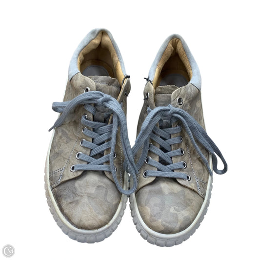 Shoes Sneakers By Sofft In Camouflage Print, Size: 9