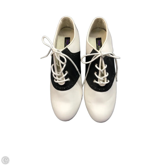 Shoes Flats By Clothes Mentor In Black & White, Size: 9