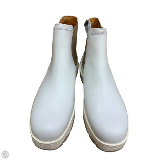 Boots Ankle Flats By Roots In White, Size: 10