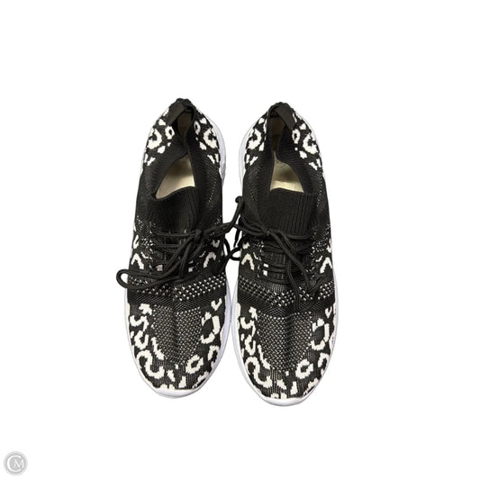 Shoes Athletic By Clothes Mentor In Black & White, Size: 10