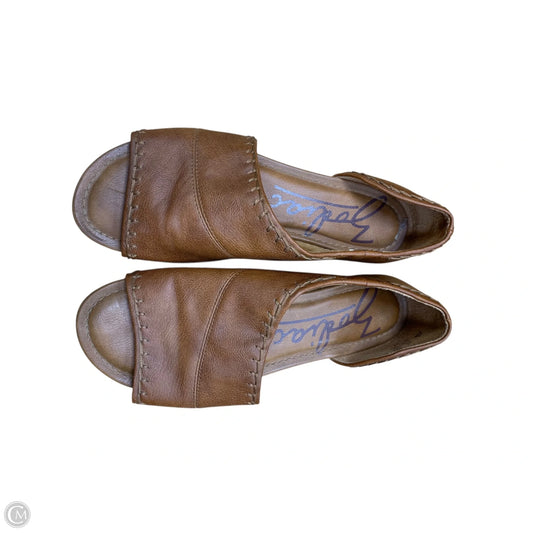 Sandals Flats By Clothes Mentor In Brown, Size: 6.5